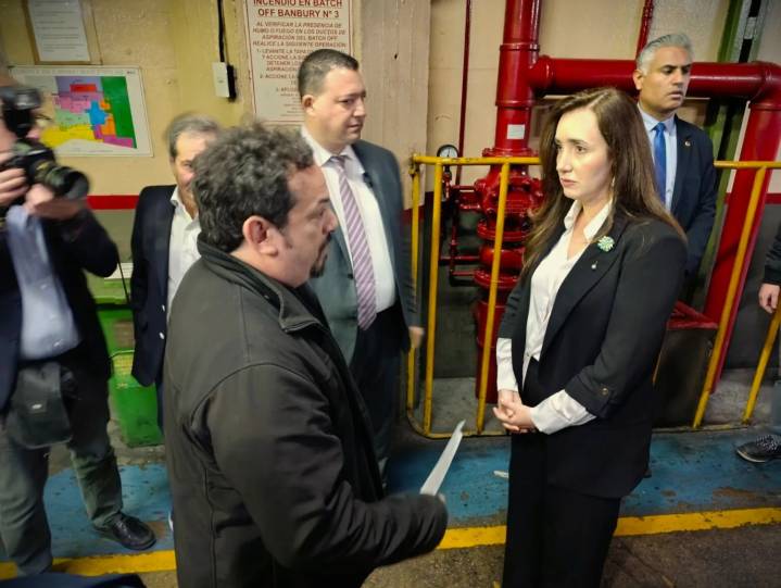 Trabajadores repudiaron despidos durante una visita de Villarruel a una fábrica de neumáticos