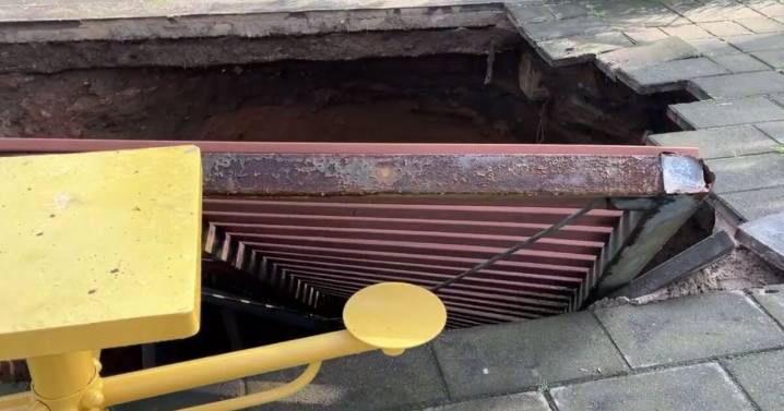 VIDEO: ¡Susto en la CDMX! Mega socavón destruye bancas y pérgola en parque de la GAM