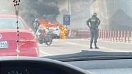 Surquillo: Auto se incendia en la Vía Expresa y causa congestión vehicular (VIDEO)