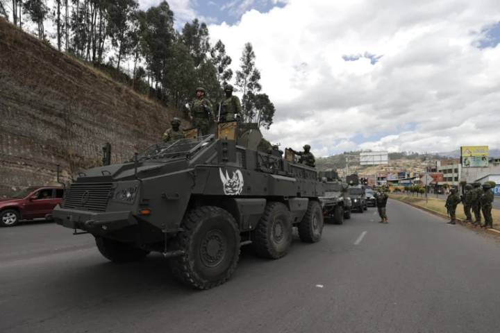 Un muerto y 12 militares heridos en protestas de Ecuador