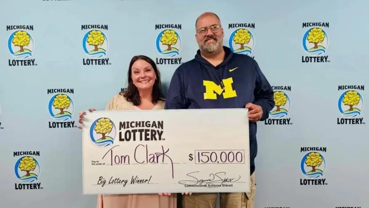 Hombre jugaba al Powerball solo en ciertas ocasiones clave y así es como logró ganar un enorme premio