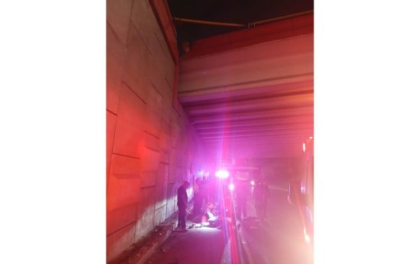 Mujer se arroja de paso elevado; sobrevive con fractura