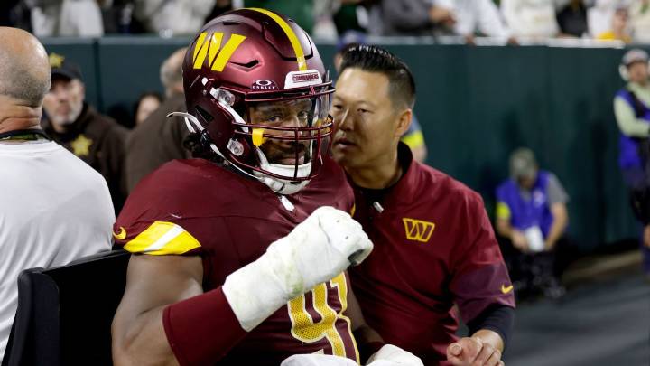 Commanders' Wise carted off field, out for game with quad injury