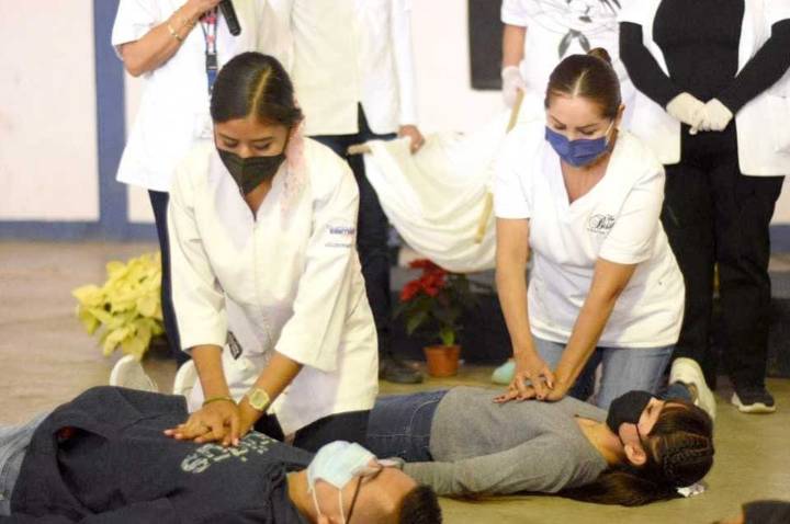 Dan reembolso a estudiantes de Escuela de Enfermería del DIF Irapuato