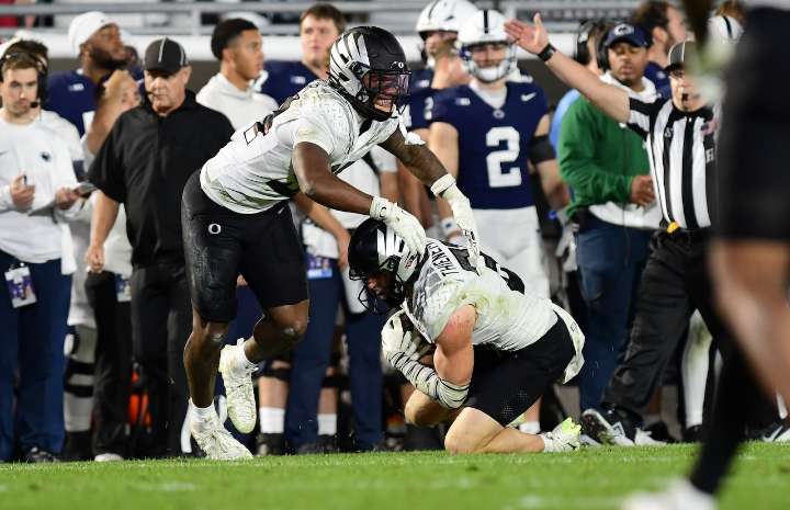 Dillon Thieneman’s game-winning interception lifts Oregon over Penn State