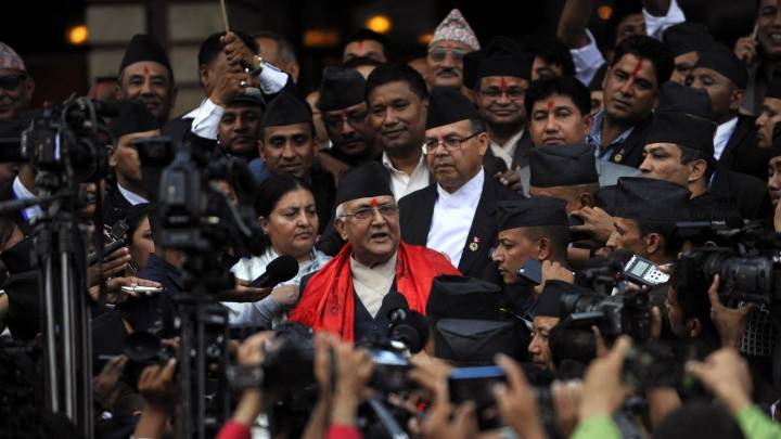 La turba incendia el parlamento de Nepal pese a la dimisión del primer ministro Oli