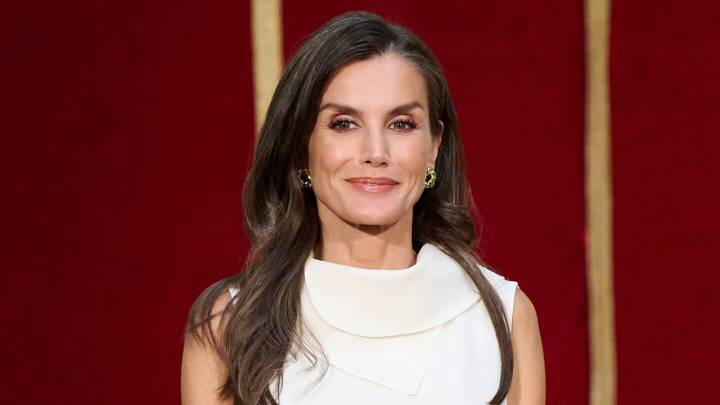 La reina Letizia confirma que el vestido negro es el mejor aliado para estilizar la figura a los 50+