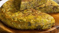 Animate a cocinar esta tortilla de berenjenas: solo cinco ingredientes y una receta rápida para el almuerzo o la cena