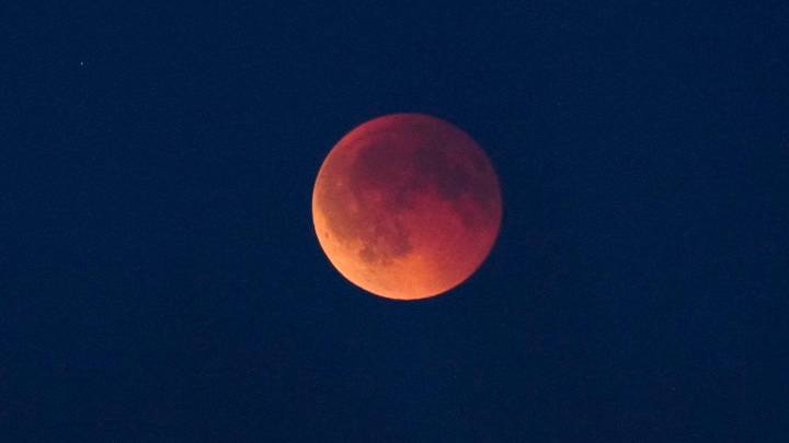 El mundo se emociona con el eclipse lunar, empañado en España por las nubes