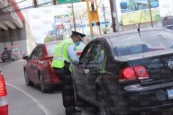 Proponen engomado para identificar a personas adultas mayores al volante