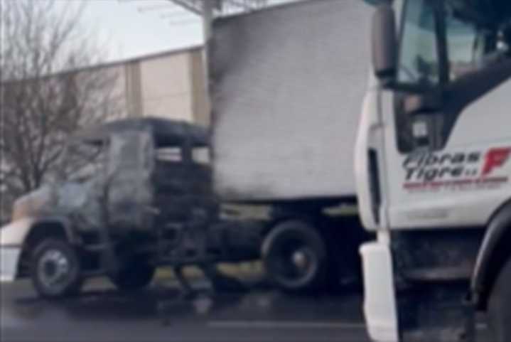 Sentido al centro porteño. Se incendió un camión en la Panamericana y hay demoras en el tránsito