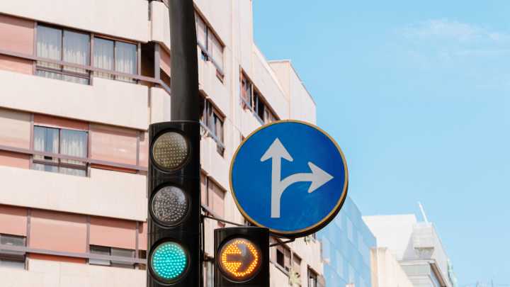 Ve el semáforo en verde, arranca y le multan: la DGT lo dice muy claro con su norma