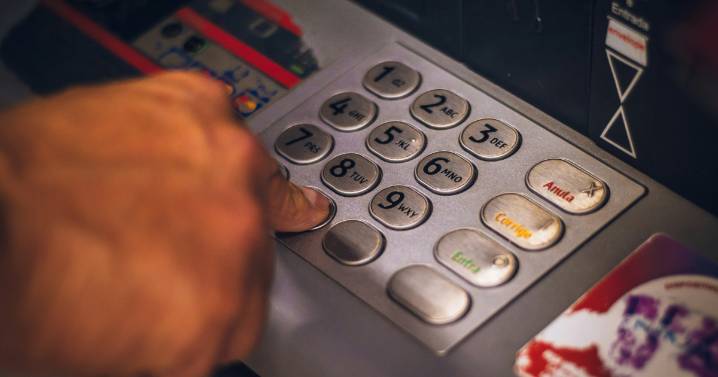 Retirar grandes sumas en cajero: qué vigila Hacienda y qué límites hay