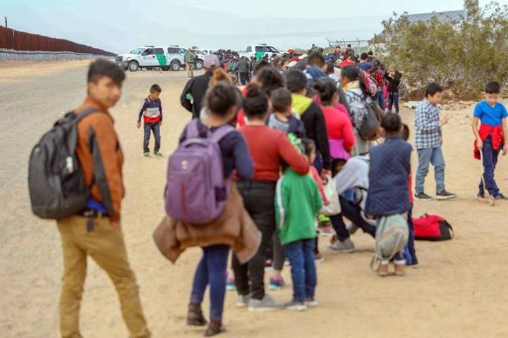 Juez extiende orden que impide a Trump deportar a cientos de menores de Guatemala