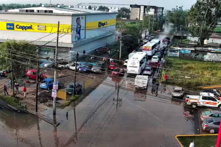 Lluvia causa caos en Tlaquepaque y Tlajomulco; persisten cierres viales