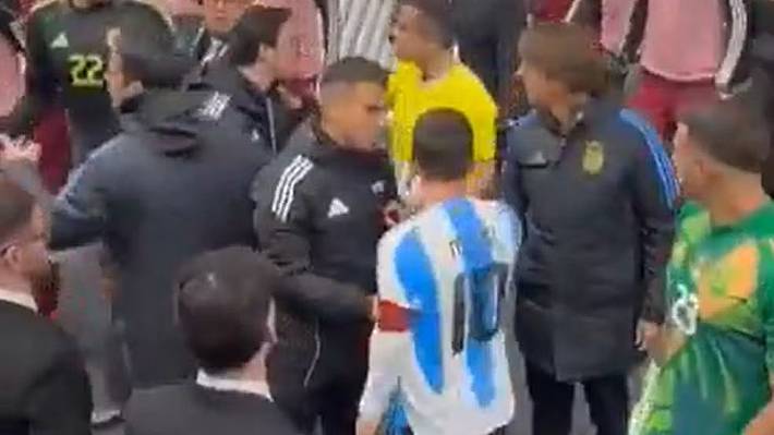 Video: Filtran fuerte encontrón entre Messi y jugador de Venezuela en partido de las Clasificatorias El hecho ocurrió en el túnel rumbo a camarines.