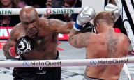 ¿Otro papelón en camino? Mike Tyson, de 59 años, y Floyd Mayweather Jr., de 48, pelearán en 2026