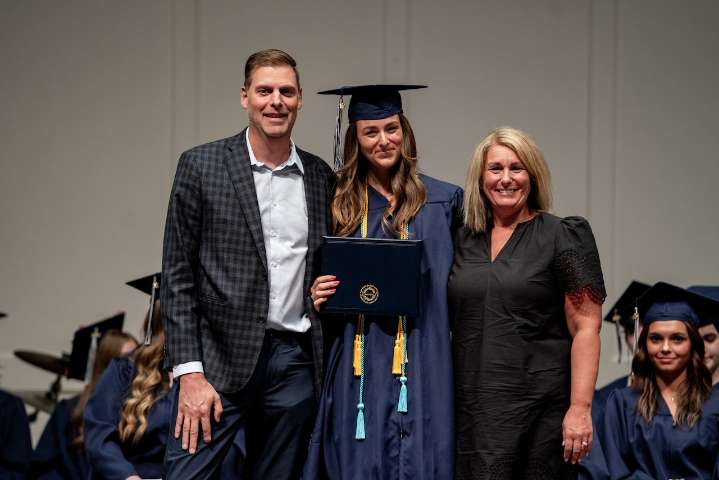 Michigan teen earns bachelor’s degree, high school diploma in same month