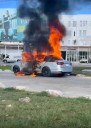 Arde automóvil en pleno bulevar Luis Donaldo Colosio de Cancún