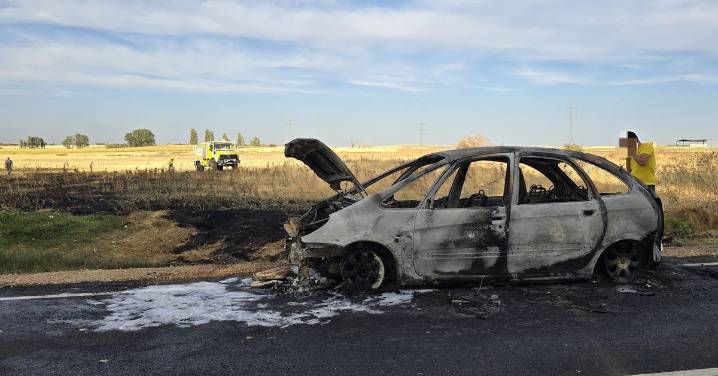 El incendio de un turismo en la carretera entre Pedrosillo el Ralo y Gomecello moviliza a los Bomberos