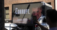 Hazte Oír lleva su cartel de «Sánchez corrupto» a Nueva York por la visita de Sánchez a la Asamblea de la ONU