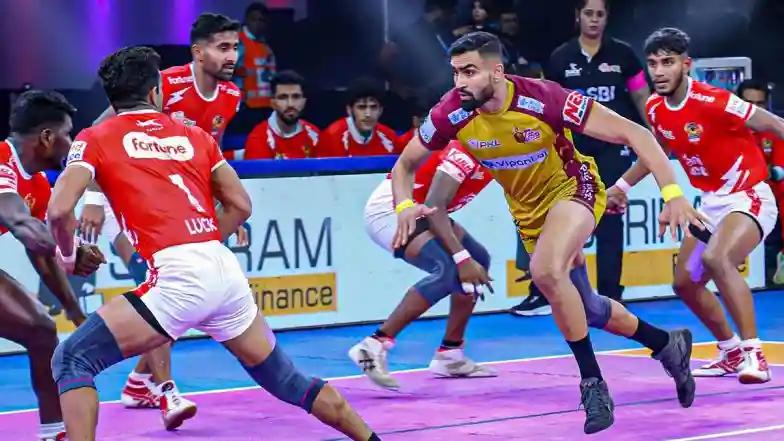 Agency News PKL 2025: Bharat Hooda, Vijay Malik Combine As Telugu Titans Spoil Mohammadreza Shadloui’s Landmark Moment, Beat Gujarat Giants by Single Point