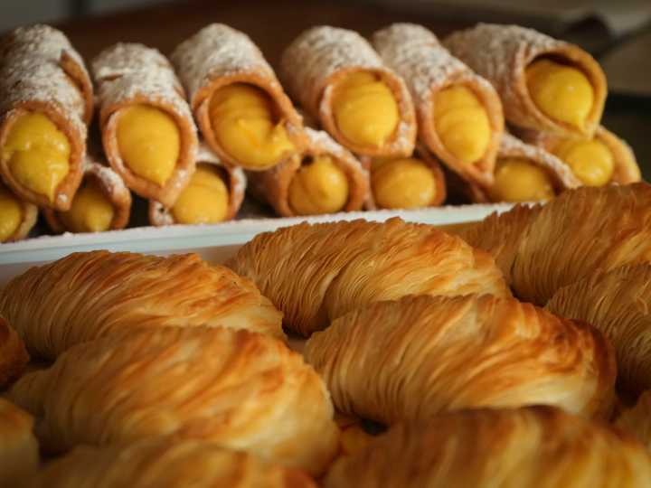 En Parque Patricios, confitería de barrio con buenos precios: exquisitos cannoli y sfogliatelle y una famosa torta de ricota alta y cremosa