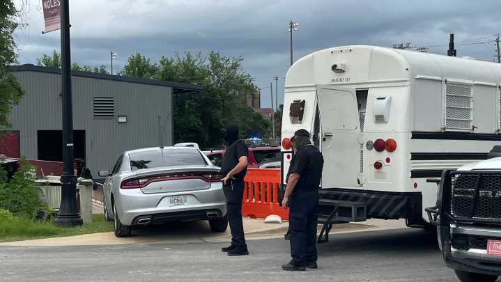 Florida OKs vans for local sheriffs to transport immigrants