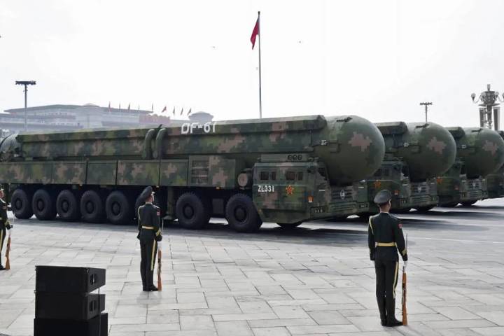 China sacude el tablero global con armas inéditas junto a Putin y Kim Jong