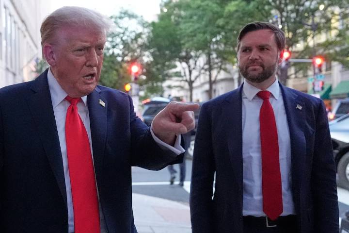 Trump, increpado mientras celebra el primer mes desde su ‘toma’ de Washington: “¡Eres el Hitler de nuestro tiempo!”