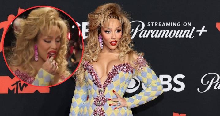 VIDEO: Doja Cat sorprende en los MTV VMAs 2025  al comerse su labial en la alfombra roja