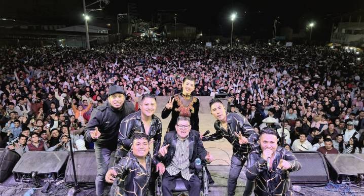 Dilbert Aguilar reaparece en silla de ruedas durante concierto y reafirma: “Cumpliré con mis compromisos”