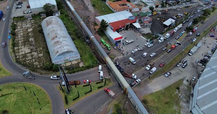 Suben a 10 los muertos por el impacto de un tren con autobús en el Estado de México