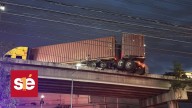 Tráiler queda colgando de un puente en Naucalpan; afecta a dos vehículos y provoca caos vial