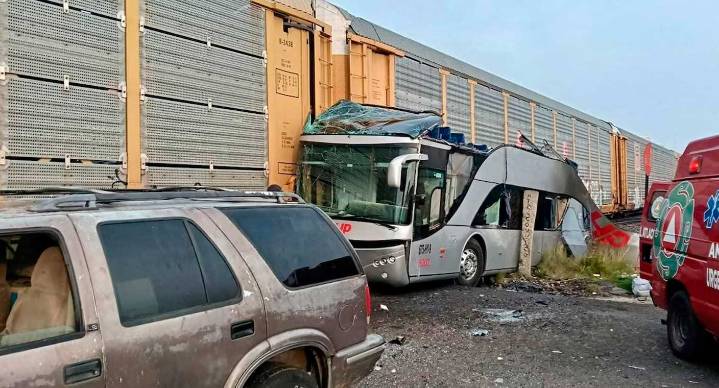 Choque en Atlacomulco, Edomex, deja 8 muertos y 45 heridos tras impactar autobús con tren