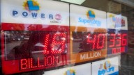 Jugadores de lotería Powerball compartirán premio mayor de casi $1.800 millones de dólares