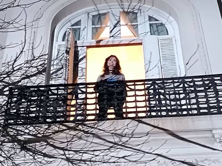 En campaña. Cristina Kirchner reapareció en el balcón, saludó a la militancia y llamó a votar por Fuerza Patria