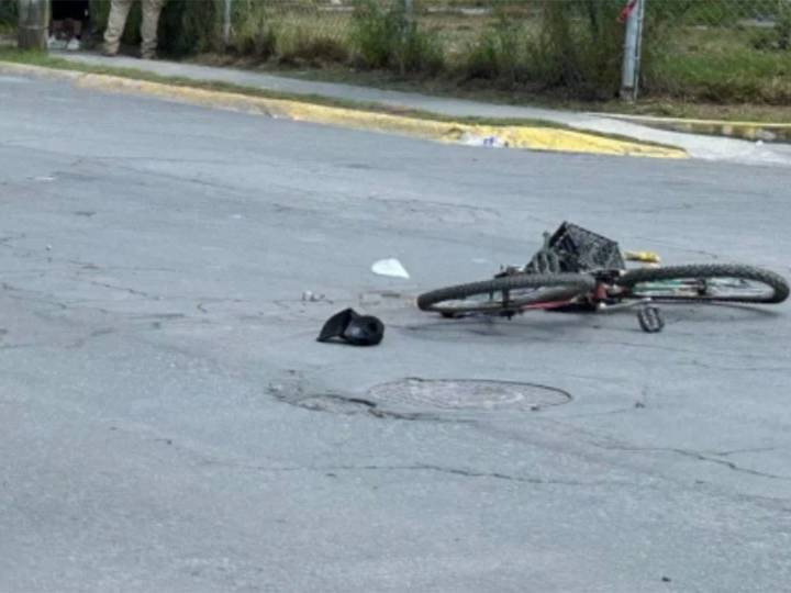 Camión se pasa el alto y atropella a abuelito que iba en bicicleta