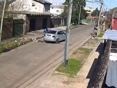 Atropelló a un ciclista, se bajó para mover el cuerpo y escapó con una pasajera a bordo