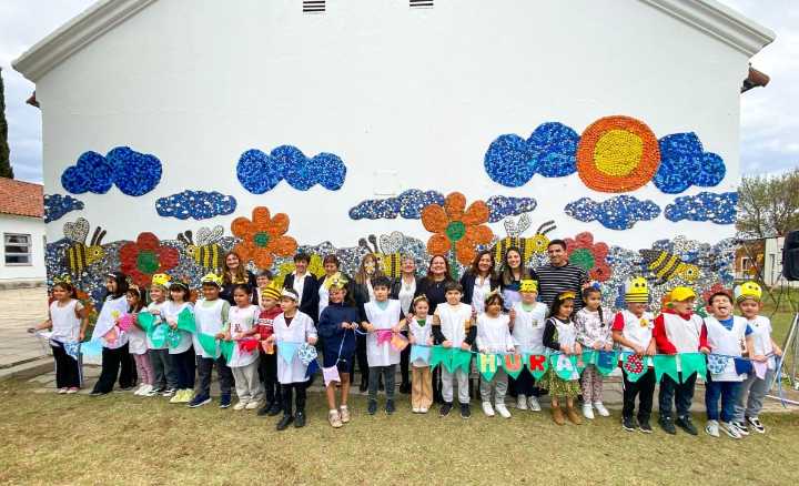 Victorica: inauguraron “eco mural” con 20 mil tapitas