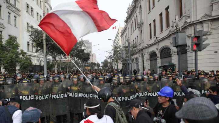 Se desata la violencia en Perú, policías lanzan gases lacrimógenos contra manifestantes