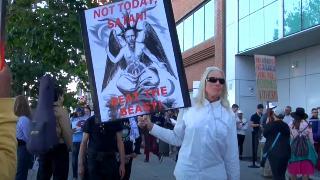 Peter Thiel's Antichrist Lectures Met With Protestors Who Seem to Think He's the Antichrist