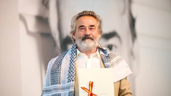 Eduard Fernández se pone un pañuelo palestino al recoger el Premio Nacional de Cinematografía: "Los quiere matar a todos"