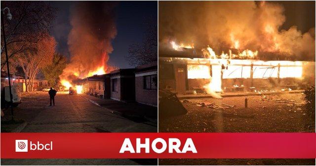 Bomberos combaten incendio en dependencias de la Municipalidad de Cerro Navia