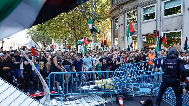 Última etapa de la Vuelta a España fue suspendida: manifestaciones se desbordaron; no habrá ceremonia de premiación