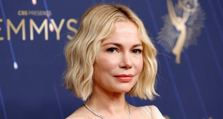 Michelle Williams Goes Angelic in White at Emmy Awards 2025 | 2025 Emmy Awards, Emmy Awards, Jenny Slate, Michelle Williams, Rob Delaney