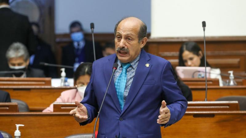 Comisión de Ética pide descargos a congresista Héctor Valer por altercado con periodista
