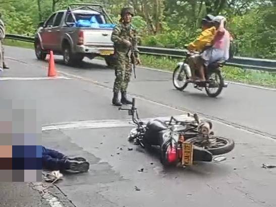 AL PARECER POR INVASIÓN DE CARRIL MOTOCICLISTA MURIÓ TRAS CHOCAR A UN CAMIÓN EN LA MARGINAL