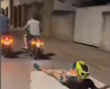 Detienen a jóvenes en La Asunción por hacer piruetas sobre un colchón amarrado a motos