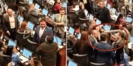 Congresistas estuvieron a punto de irse a los golpes: legisladores se ‘agarraron’ en plena moción de censura contra el ministro de Defensa